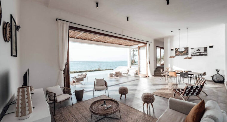 Maison de luxe en bord de mer à vendre, 4 chambres, vue sur l’océan, piscine privée et parking