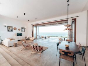 Maison de luxe en bord de mer à vendre, 4 chambres, vue sur l’océan, piscine privée et parking