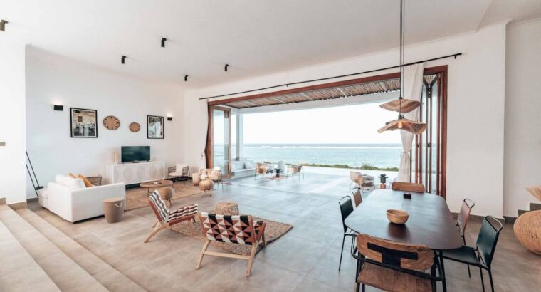 Maison de luxe en bord de mer à vendre, 4 chambres, vue sur l’océan, piscine privée et parking