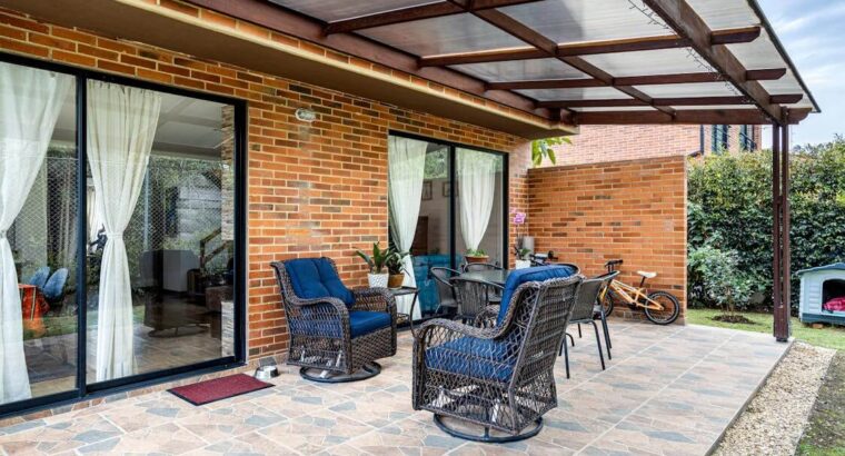 Maison de luxe en bord de mer à vendre, 4 chambres, vue sur l’océan, piscine privée et parking